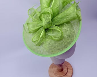 Nytt ljusgrönt fascinatorhuvudband med fjädrar Royal Ascot Kentucky Derby bröllopsrund hatt