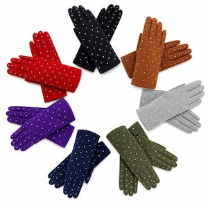 Könnte beinhalten: Eine Ansammlung von sieben Paar Handschuhen, die kreisförmig angeordnet sind. Jedes Paar hat eine einfarbige Oberfläche mit einem wiederkehrenden Muster aus kleinen weißen Punkten. Die Farben sind Schwarz, Braun, Grau, Olivgrün, Dunkelblau, Lila und Rot.