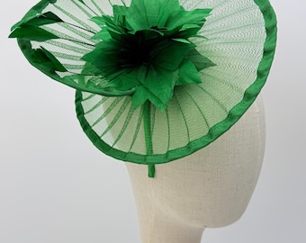 Nytt grönt fascinatorhuvudband med fjädrar Royal Ascot Kentucky Derby bröllopsrund hatt
