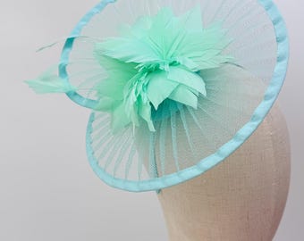 Nytt mintblått fascinatorhuvudband med fjädrar Royal Ascot Kentucky Derby bröllopsrund hatt
