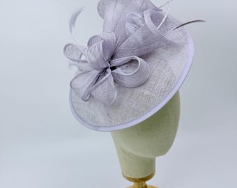 Ny lila fascinator-huvudband med fjädrar Royal Ascot Kentucky Derby bröllopsrund hatt