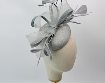 Nueva diadema tocado de plumas gris claro Royal Ascot Kentucky Derby Bodas Sombrero redondo