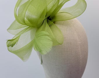 Nuevo tocado verde claro con plumas, ideal para bodas en Royal Ascot y Kentucky Derby.