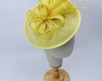 Nueva diadema tocado amarillo claro con plumas para bodas en el Royal Ascot Kentucky Derby. Sombrero redondo.