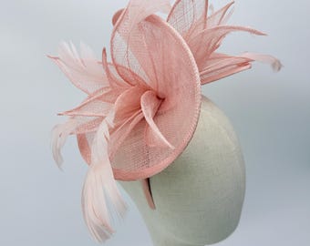 Ny hudfärgad rosa fascinatorhatt med fjädrar Royal Ascot Kentucky Derby bröllopshatt