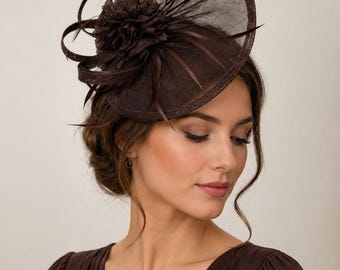 Nuovo cerchietto fascinator marrone scuro con piume, ideale per Royal Ascot, Kentucky Derby e matrimoni.
