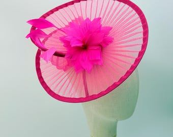 Nytt Fuchsia Fascinator-huvudband med fjädrar Royal Ascot Kentucky Derby Bröllop Rund Hatt