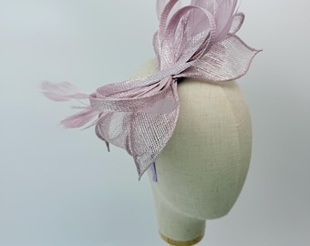 Ny lila fascinator med rosett och fjädrar Royal Ascot Kentucky Derby bröllopshatt