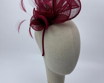 Nytt rödbrunt vinrött hårband med blommig fascinator och fjädrar