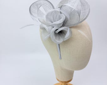 Nytt ljusgrått blommigt fascinator-hårband med fjädrar