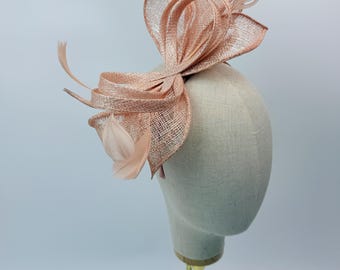 Nueva diadema con lazo y plumas color nude para bodas en el Royal Ascot Kentucky Derby.