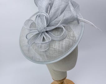Nueva diadema tocado gris claro con plumas para bodas en el Royal Ascot Kentucky Derby. Sombrero redondo.