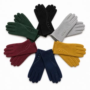Könnte beinhalten: Eine Anordnung von sechs Paar Handschuhen in einem Kreis, erhältlich in Schwarz, Dunkelgrün, Grau, Senfgelb, Marineblau und Burgunderrot. Jedes Paar ist mit drei kleinen Zierknöpfen und einer geschwungenen weißen Ziernaht versehen.