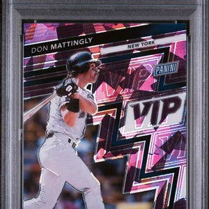 Può includere: Una carta da baseball di Don Mattingly della serie 2025 Panini NSCC VIP Gold, con un design glitterato viola. La carta è valutata GEM MT 10 da PSA. Si vede il nome del giocatore e "New York".