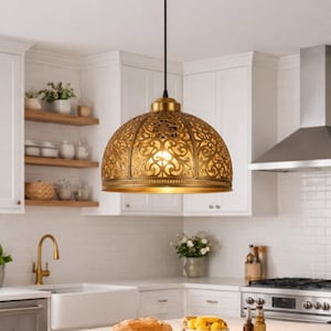 Puede incluir: Un letrero de madera rústico con el texto "Welcome to our home" en un estilo manuscrito. El letrero presenta un acabado envejecido y un diseño sencillo y acogedor, perfecto para un porche o entrada.