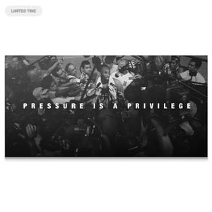 Op de afbeelding: Een zwart-witfoto van een basketbalspeler omringd door een menigte verslaggevers met microfoons en camera's. De tekst "PRESSURE IS A PRIVILEGE" staat in witte hoofdletters gecentreerd in het midden van de afbeelding.