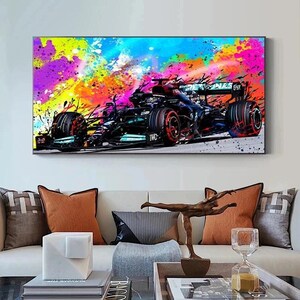 Può includere: Una stampa artistica da parete rettangolare che raffigura un'auto da corsa di Formula 1 nera centrata su uno sfondo astratto e vivace di vernice neon rosa, gialla, arancione e blu schizzata, con dettagli meccanici e pneumatici.