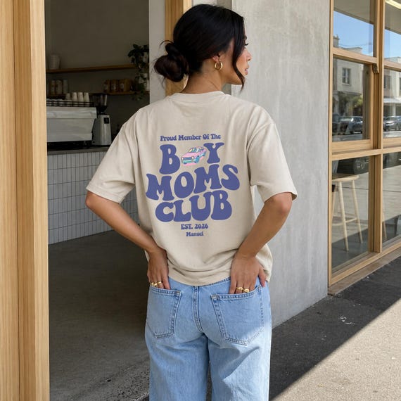 Boy Mom Shirt Personalisiert EST Jahr & Name | T-Shirt für Jungs Mamas | Muttertag Geschenk | Proud Boy Moms Club Shirt | Geschenk für Mama