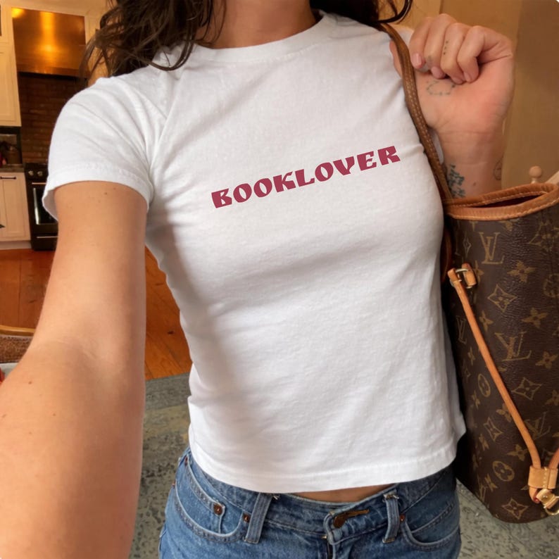 Book Lover T-Shirt, Bookish Girl Tee, Bücherwurm, Leseratte Geschenk, Bücherliebhaber Outfit, Reading Girl, Minimalist Reader Shirt image 1