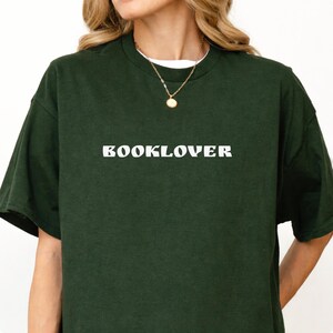 Book Lover T-Shirt, Bookish Girl Tee, Bücherwurm, Leseratte Geschenk, Bücherliebhaber Outfit, Reading Girl, Minimalist Reader Shirt Dunkelgrün
