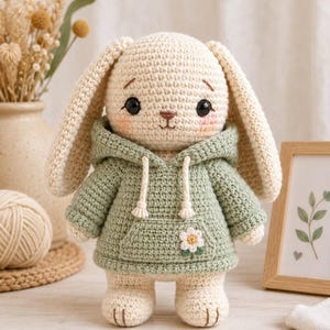 Motif lapin à capuche au crochet, poupée lapin Amigurumi, peluche Cottagecore (téléchargement PDF)