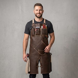 Delantal de carpintero de cuero marrón hecho a mano con correas para las piernas / Cinturón de herramientas de trabajo con logotipo personalizado estilo años 90 / Regalo para él, regalo para papá