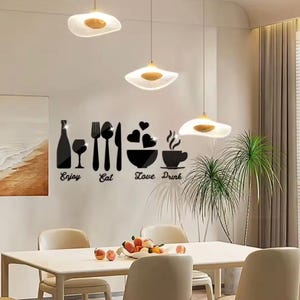 Puede incluir: Un letrero de madera hecho a mano con el texto "Bienvenido a nuestro hogar" en un estilo manuscrito. El letrero está pintado de blanco con letras negras y un acabado envejecido, adecuado para uso en interiores o exteriores.