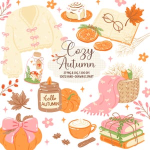 Könnte beinhalten: Ein digitales Illustrationsset mit einer cremefarbenen Strickjacke, Zimtschnecke, offenem Buch mit Brille, Orangenscheiben, Glas mit Pilz, Kerze mit Aufschrift hello autumn, Kürbis, rosa Decke im Korb und gestapelten Büchern mit Text Cozy Autumn.