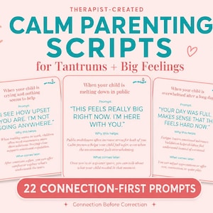 Op de afbeelding: Een set van drie rechthoekige kaarten getiteld Calm Parenting Scripts for Tantrums + Big Feelings. Elke kaart bevat een scenario, een suggestie in grote letters en een uitleg. De kaarten zijn roze met blauwgroene tekst.