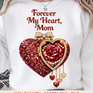 Puede incluir: Sudadera blanca con el texto "Forever My Heart, Mom" en purpurina roja. Un gran corazón rojo con un diseño de rosa enmarcado en oro y colgantes de corazón se muestra en la parte delantera.