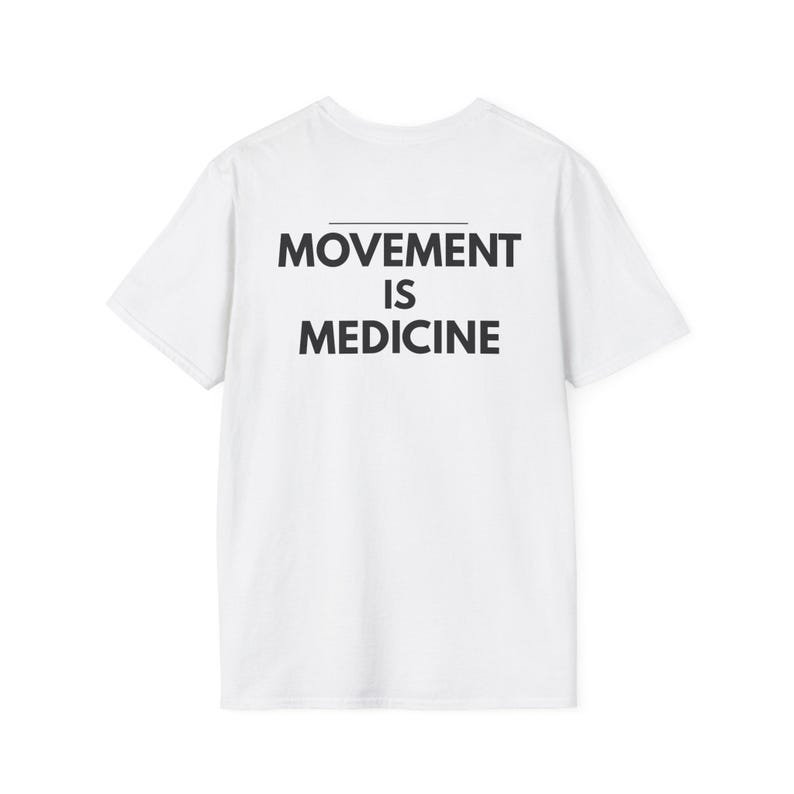 Camiseta "El movimiento es medicina" / Camiseta de fisioterapia, camiseta de motivación para rehabilitación, camiseta de fisioterapia deportiva con tipografía minimalista. imagen 5