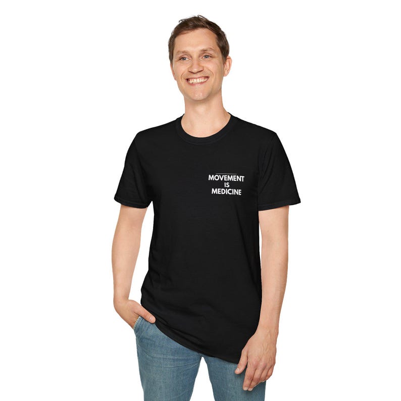 Camiseta "El movimiento es medicina" / Camiseta de fisioterapia, camiseta de motivación para rehabilitación, camiseta de fisioterapia deportiva con tipografía minimalista. imagen 12