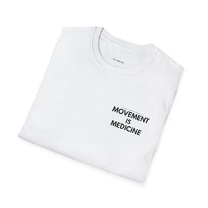 Camiseta "El movimiento es medicina" / Camiseta de fisioterapia, camiseta de motivación para rehabilitación, camiseta de fisioterapia deportiva con tipografía minimalista. imagen 3