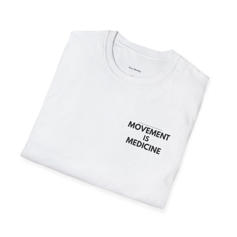 Camiseta "El movimiento es medicina" / Camiseta de fisioterapia, camiseta de motivación para rehabilitación, camiseta de fisioterapia deportiva con tipografía minimalista. imagen 3