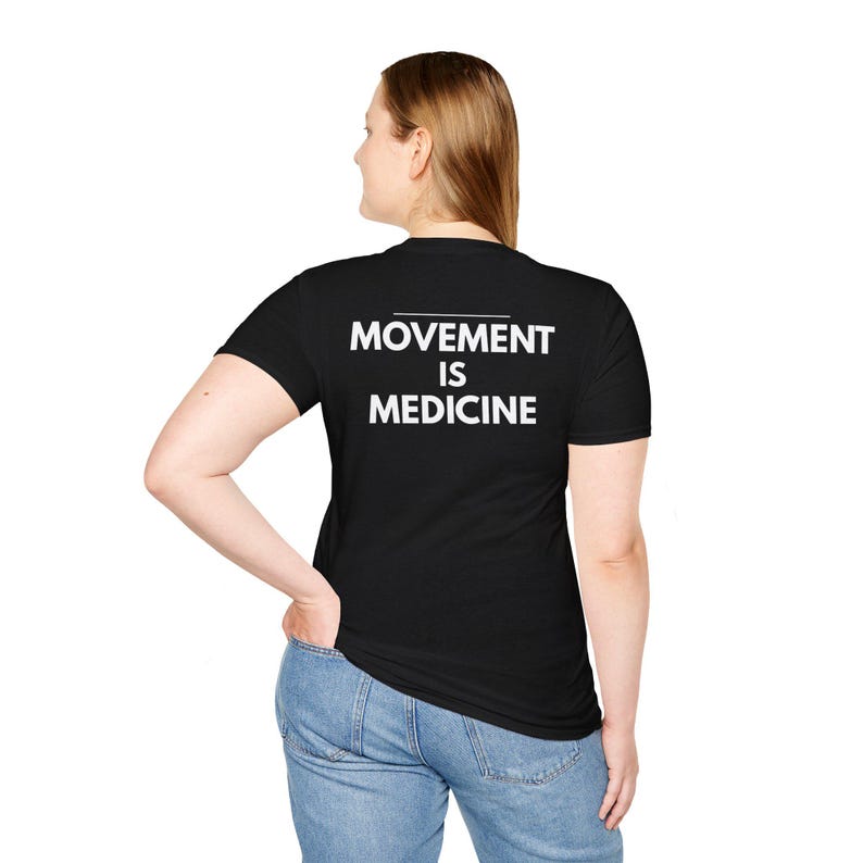 Camiseta "El movimiento es medicina" / Camiseta de fisioterapia, camiseta de motivación para rehabilitación, camiseta de fisioterapia deportiva con tipografía minimalista. imagen 1