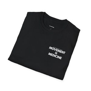 Camiseta "El movimiento es medicina" / Camiseta de fisioterapia, camiseta de motivación para rehabilitación, camiseta de fisioterapia deportiva con tipografía minimalista. imagen 2