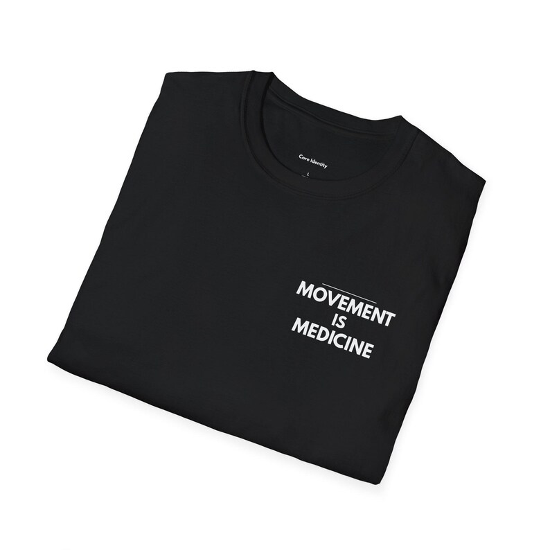 Camiseta "El movimiento es medicina" / Camiseta de fisioterapia, camiseta de motivación para rehabilitación, camiseta de fisioterapia deportiva con tipografía minimalista. imagen 2
