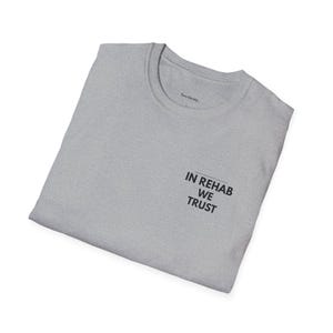 Camiseta "El movimiento es medicina" / Camiseta de fisioterapia, camiseta de motivación para rehabilitación, camiseta de fisioterapia deportiva con tipografía minimalista. imagen 4