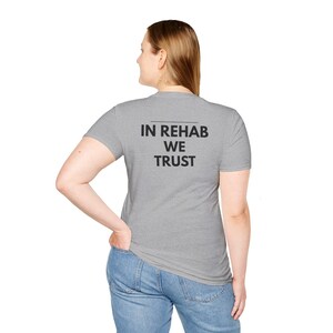 Camiseta "El movimiento es medicina" / Camiseta de fisioterapia, camiseta de motivación para rehabilitación, camiseta de fisioterapia deportiva con tipografía minimalista. imagen 15