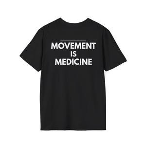 Camiseta "El movimiento es medicina" / Camiseta de fisioterapia, camiseta de motivación para rehabilitación, camiseta de fisioterapia deportiva con tipografía minimalista. imagen 6