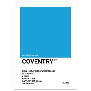 Può includere: Un poster bianco con un grande quadrato blu e la scritta "FAVOURITE COLOUR". Sotto, la parola "COVENTRY" è visualizzata, seguita da un elenco delle caratteristiche famose di Coventry, tra cui "LADY GODIVA".