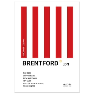 Op de afbeelding: Een witte poster met vijf verticale rode strepen en de tekst FAVOURITE COLOUR. Daaronder staat de tekst BRENTFORD LDN, gevolgd door een lijst met THE BEES, GRIFFIN PARK, RICK WAKEMAN, HEY JUDE, BOSTON MANOR HOUSE, POCAHONTAS en UK CITIES FAMOUS FOR.