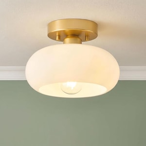 Gouden plafondlamp met halfverzonken plafond en wit glas voor keuken, slaapkamer en badkamer.