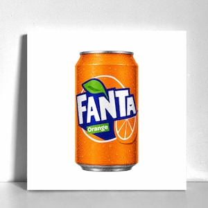 Könnte beinhalten: Eine orangefarbene Aluminium-Getränkedose, die mit Kondenswassertropfen bedeckt ist. Das Etikett zeigt das blaue Fanta-Logo mit einem grünen Blattsymbol und dem Wort Orange in einem kleinen grünen Rechteck vor einer Grafik einer Orangenspalte.