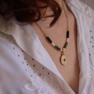 Collier artisanal en pierres naturelles agate indienne, nacre, et acier inoxydable