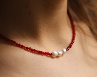 Collier artisanal en perles de culture et agate rouge - pierres naturelles et acier inoxydable