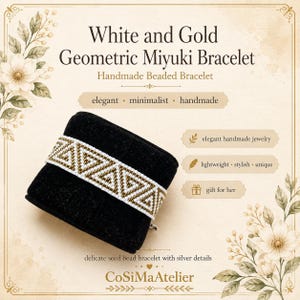 Op de afbeelding: Een wit en goudkleurige geometrische Miyuki kralenarmband met een herhalend driehoekspatroon. De armband wordt getoond op een zwart fluwelen kussen. Tekst op de afbeelding bevat White and Gold Geometric Miyuki Bracelet, Handmade Beaded Bracelet, elegant, minimalist, handmade, elegant handmade jewelry, lightweight, stylish, unique, gift for her, delicate seed bead bracelet with silver details en CoSiMaAtelier.