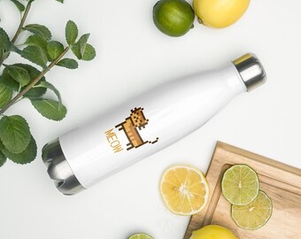 Botella de agua resistente al óxido con una bonita pegatina.