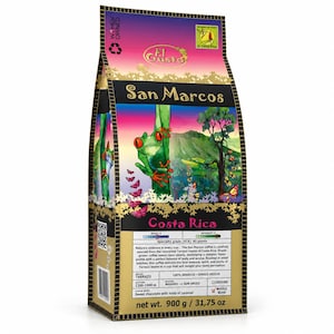 Puede incluir: Una bolsa de 900 g de café en grano El Gusto San Marcos Costa Rica. El empaque presenta una ilustración vibrante de una rana arbórea verde sobre una rama, mariposas y un paisaje montañoso. El texto incluye detalles del producto y notas de sabor.