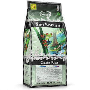 Puede incluir: Una bolsa rectangular de café en grano El Gusto San Ramón Costa Rica. El envase verde presenta una ilustración de una rana de ojos rojos sobre una rama, una cascada y mariposas blancas. El peso neto indicado es de 900 g.